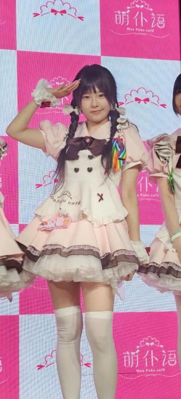 夏希在舞台上单人表演的竖版照片