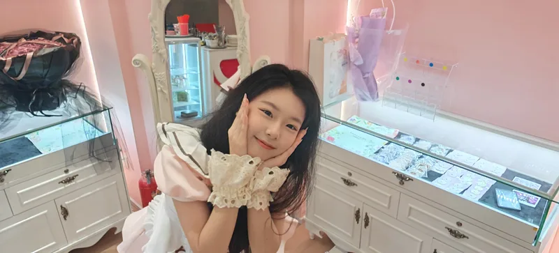 夏希在店内的横版人像